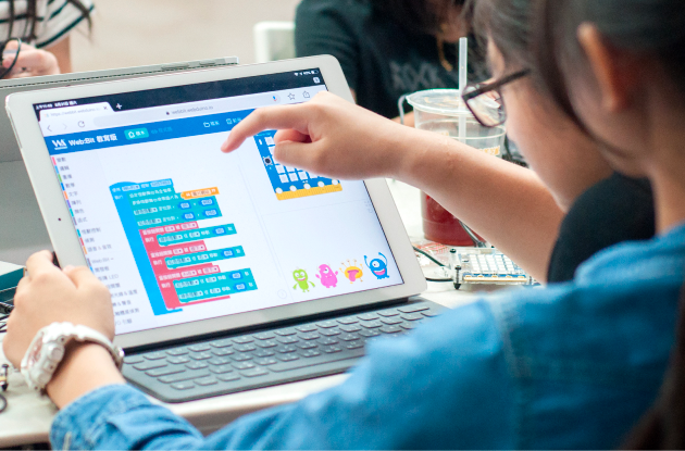 學生使用 Webduino 積木程式進行課堂練習